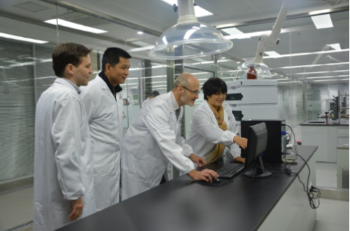 集团公司专家组焦点成员法国玛丽·普拉特(Marie Pratt)研究所多米尼克先生(Dominique Monclus)在园区研发中心组织专场手艺培训